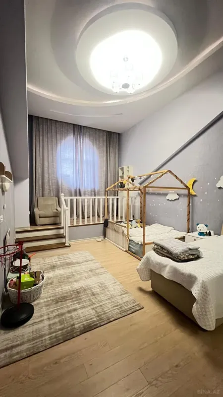 Satılır 5 otaqlı mənzil 240 m²