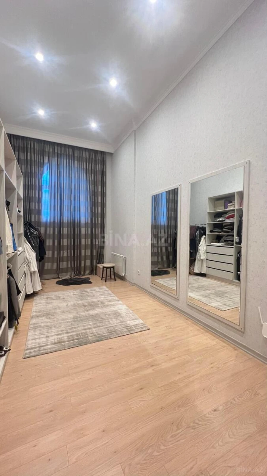 Satılır 5 otaqlı mənzil 240 m²