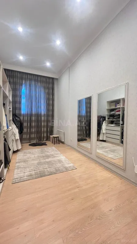 Satılır 5 otaqlı mənzil 240 m²