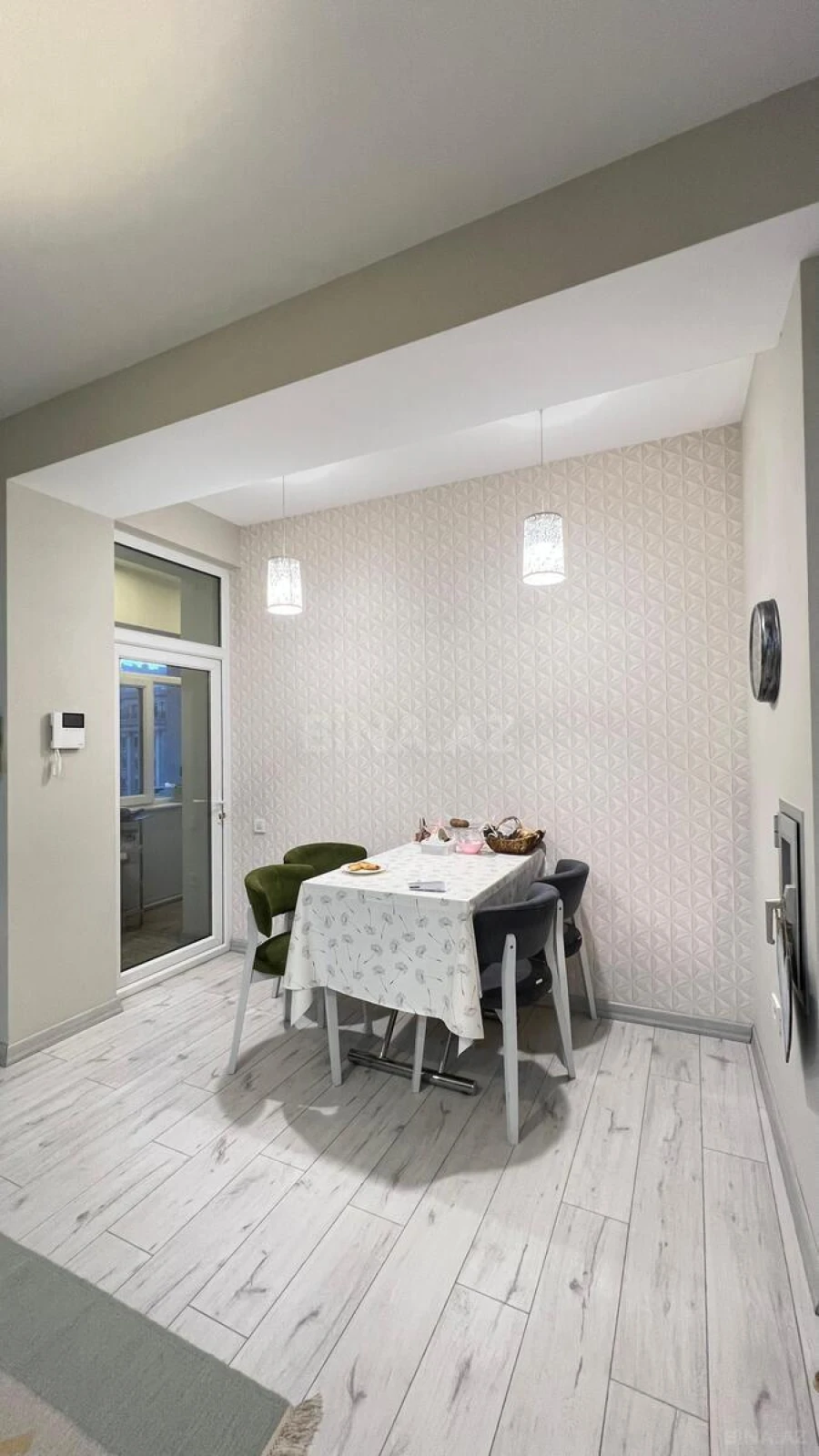 Satılır 5 otaqlı mənzil 240 m²