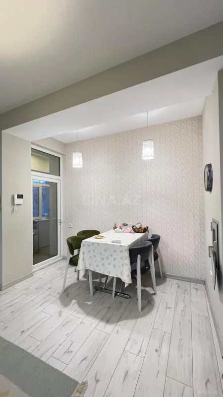 Satılır 5 otaqlı mənzil 240 m²