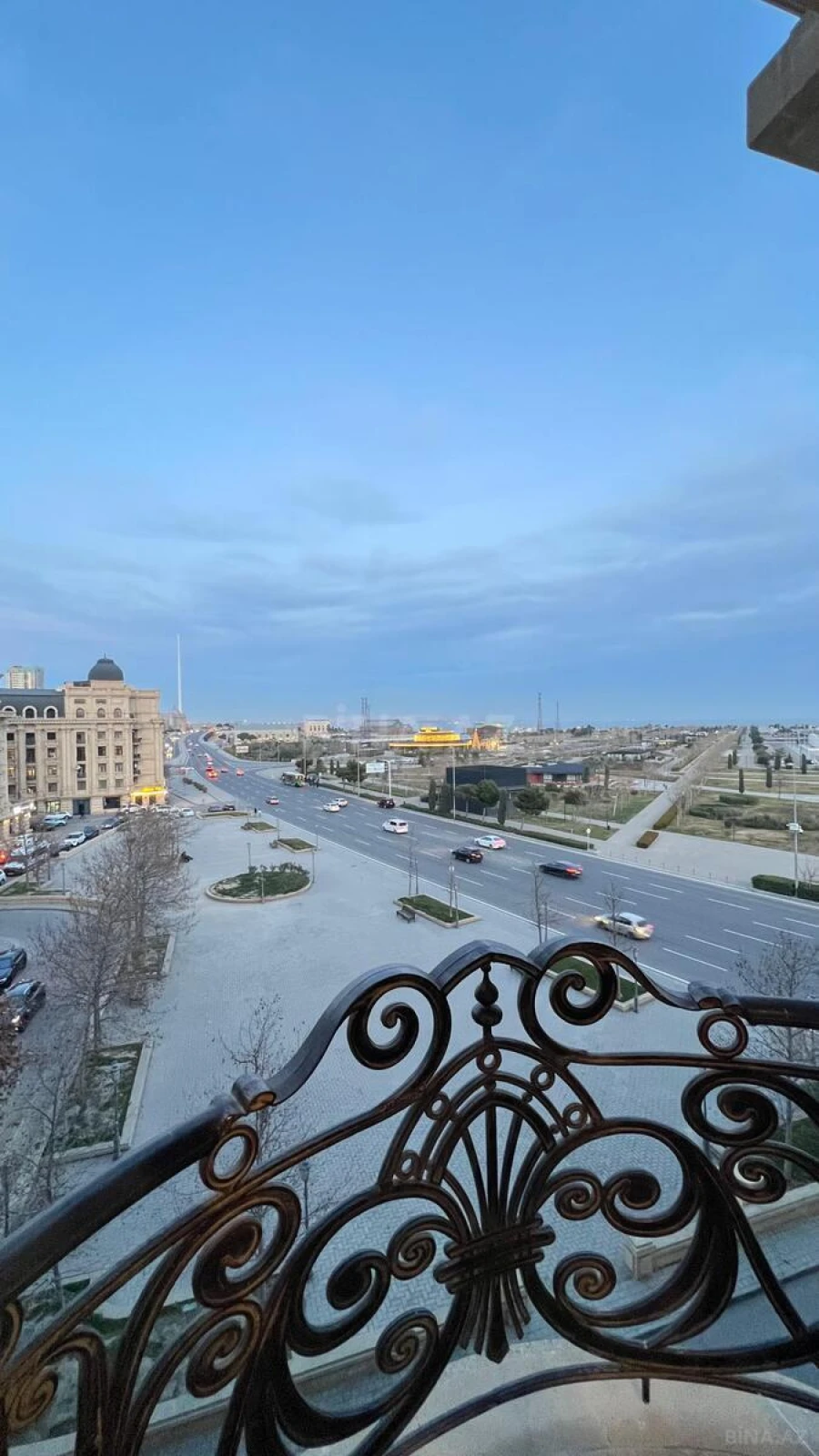 Satılır 5 otaqlı mənzil 240 m²