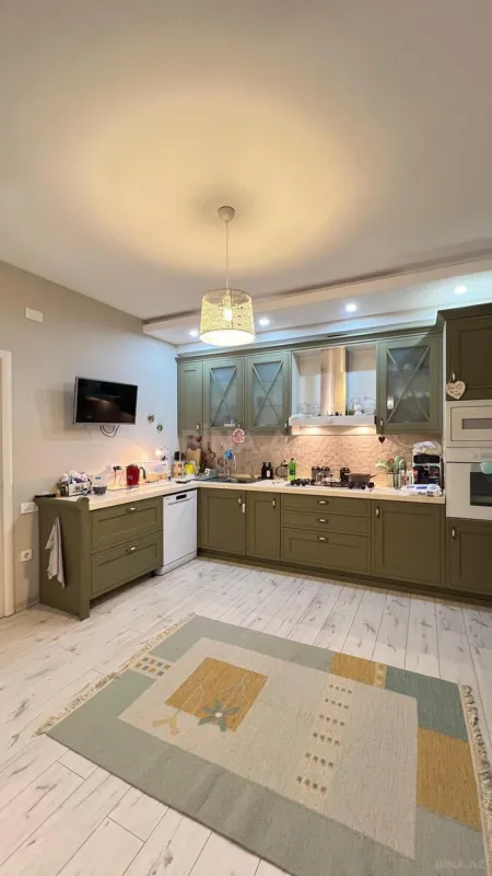 Satılır 5 otaqlı mənzil 240 m²