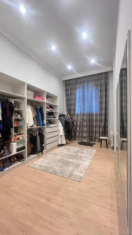 Satılır 5 otaqlı mənzil 240 m²
