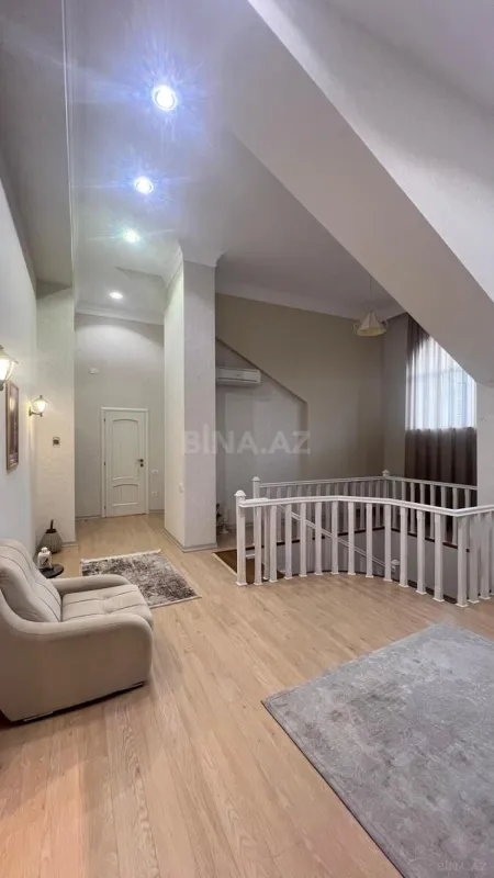 Satılır 5 otaqlı mənzil 240 m²
