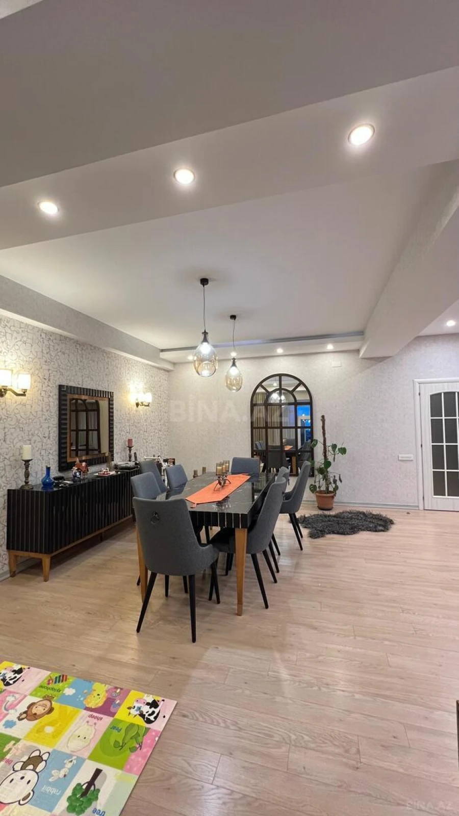 Satılır 5 otaqlı mənzil 240 m²