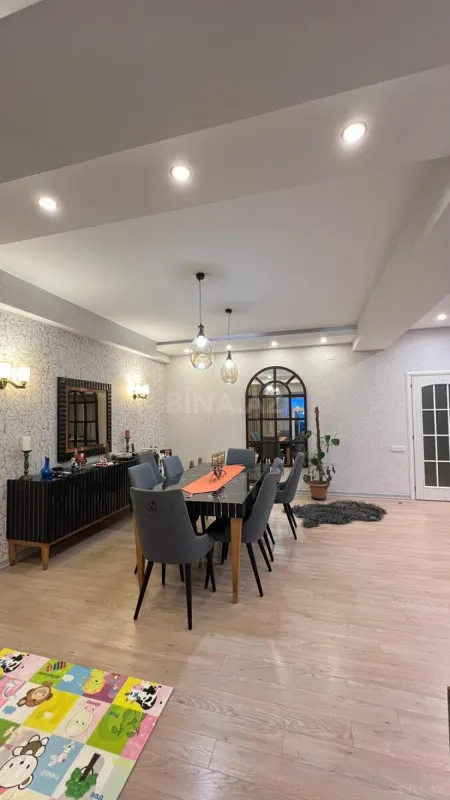 Satılır 5 otaqlı mənzil 240 m²