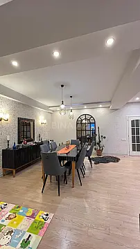 Satılır 5 otaqlı mənzil 240 m²