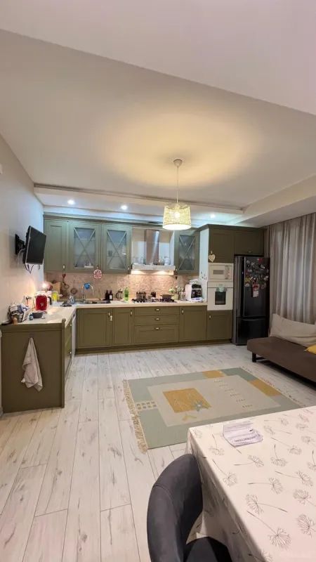 Satılır 5 otaqlı mənzil 240 m²