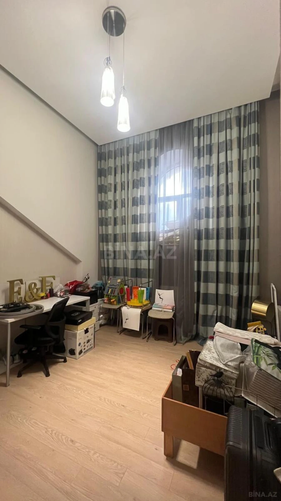 Satılır 5 otaqlı mənzil 240 m²