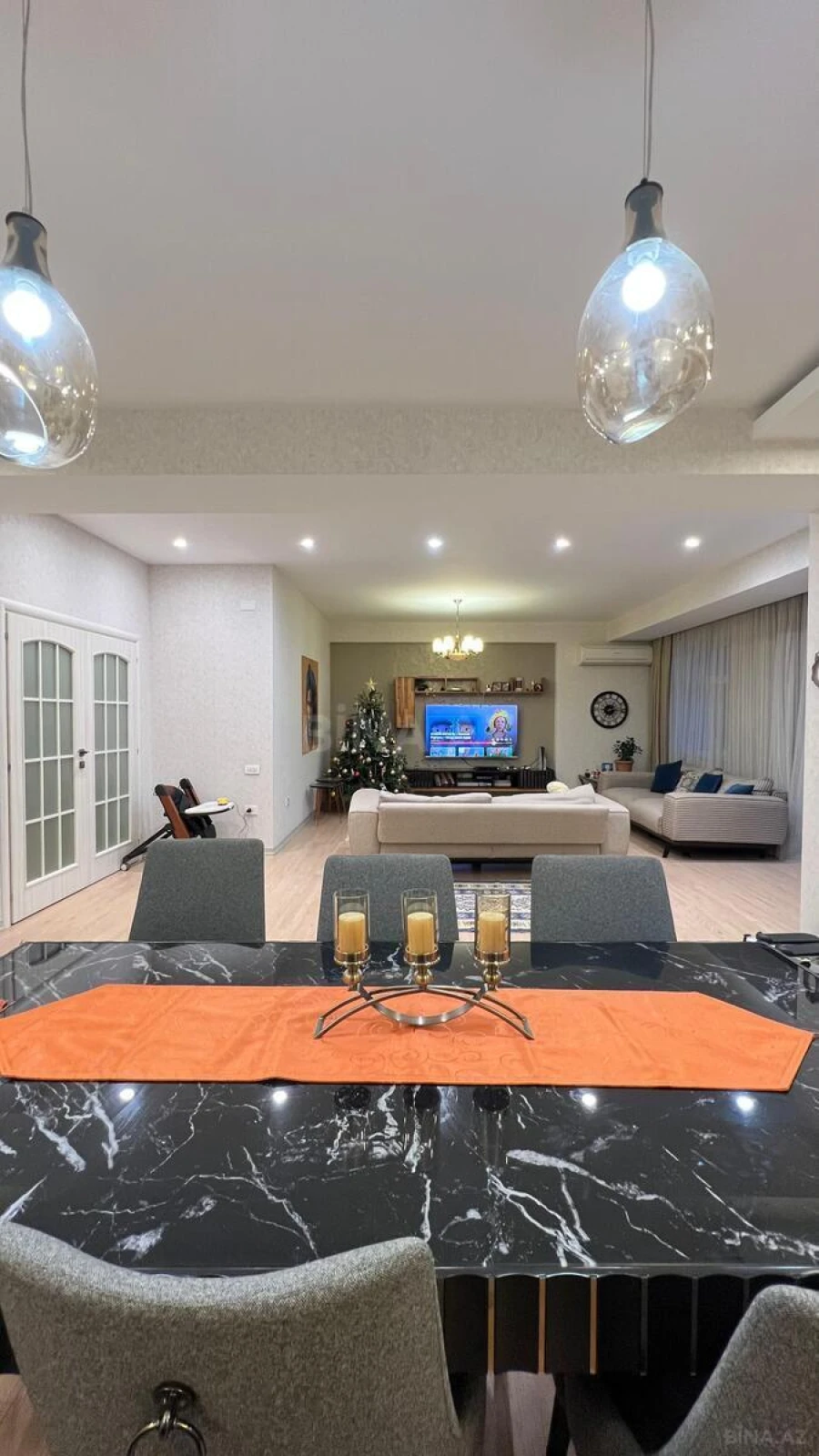 Satılır 5 otaqlı mənzil 240 m²