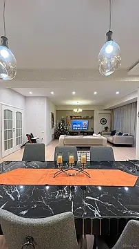 Satılır 5 otaqlı mənzil 240 m²