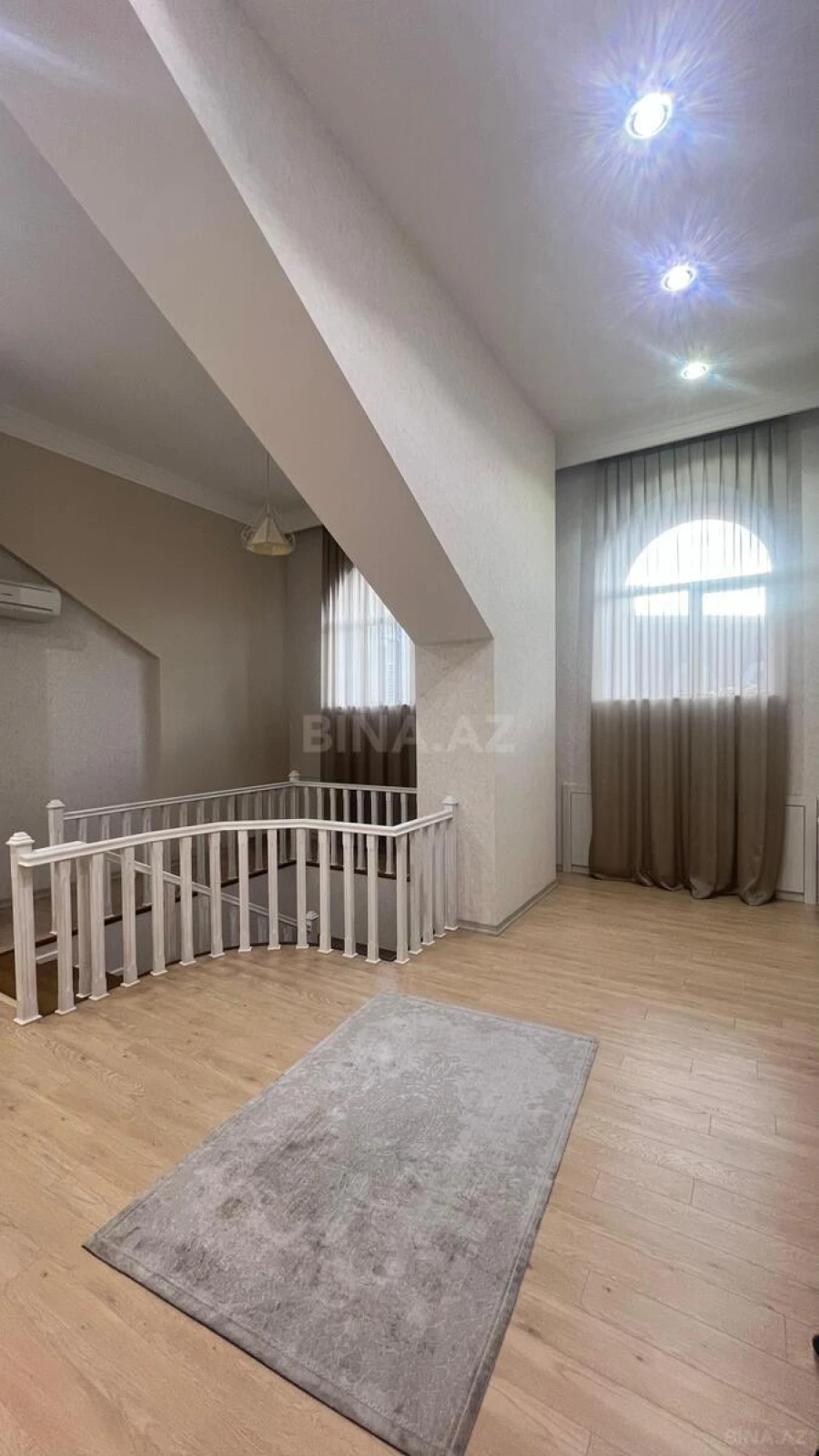 Satılır 5 otaqlı mənzil 240 m²