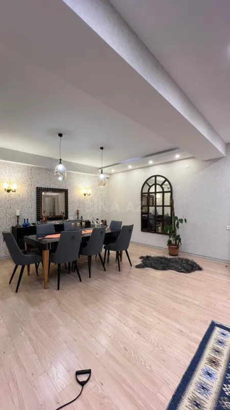 Satılır 5 otaqlı mənzil 240 m²