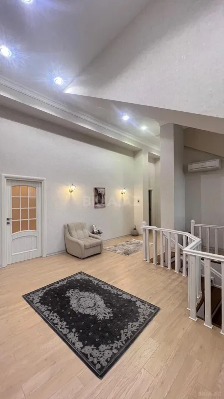 Satılır 5 otaqlı mənzil 240 m²