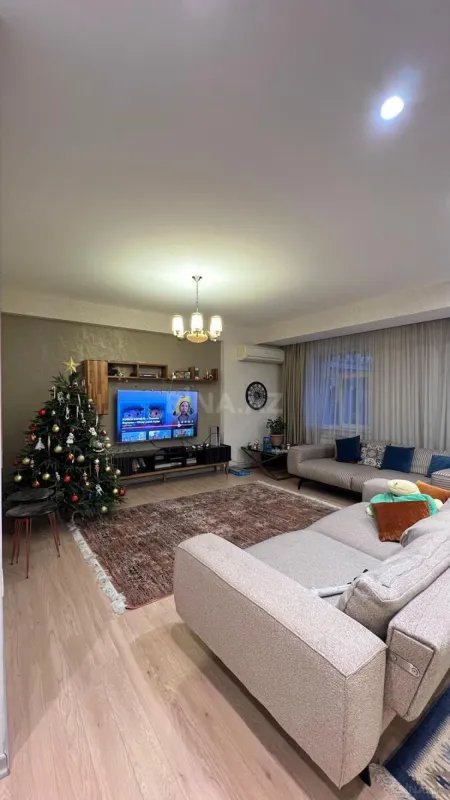 Satılır 5 otaqlı mənzil 240 m²