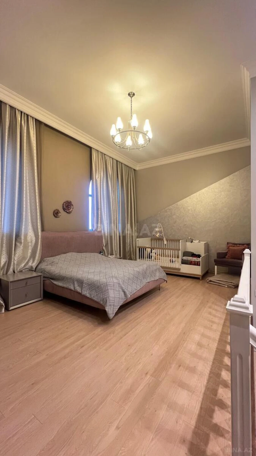 Satılır 5 otaqlı mənzil 240 m²