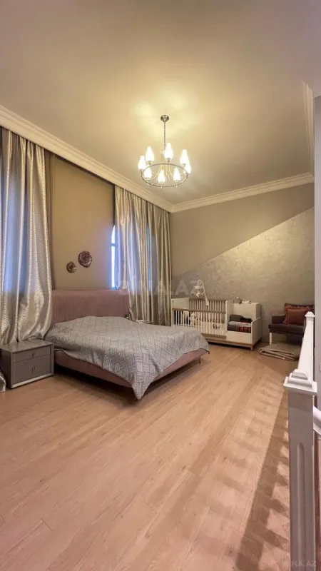 Satılır 5 otaqlı mənzil 240 m²