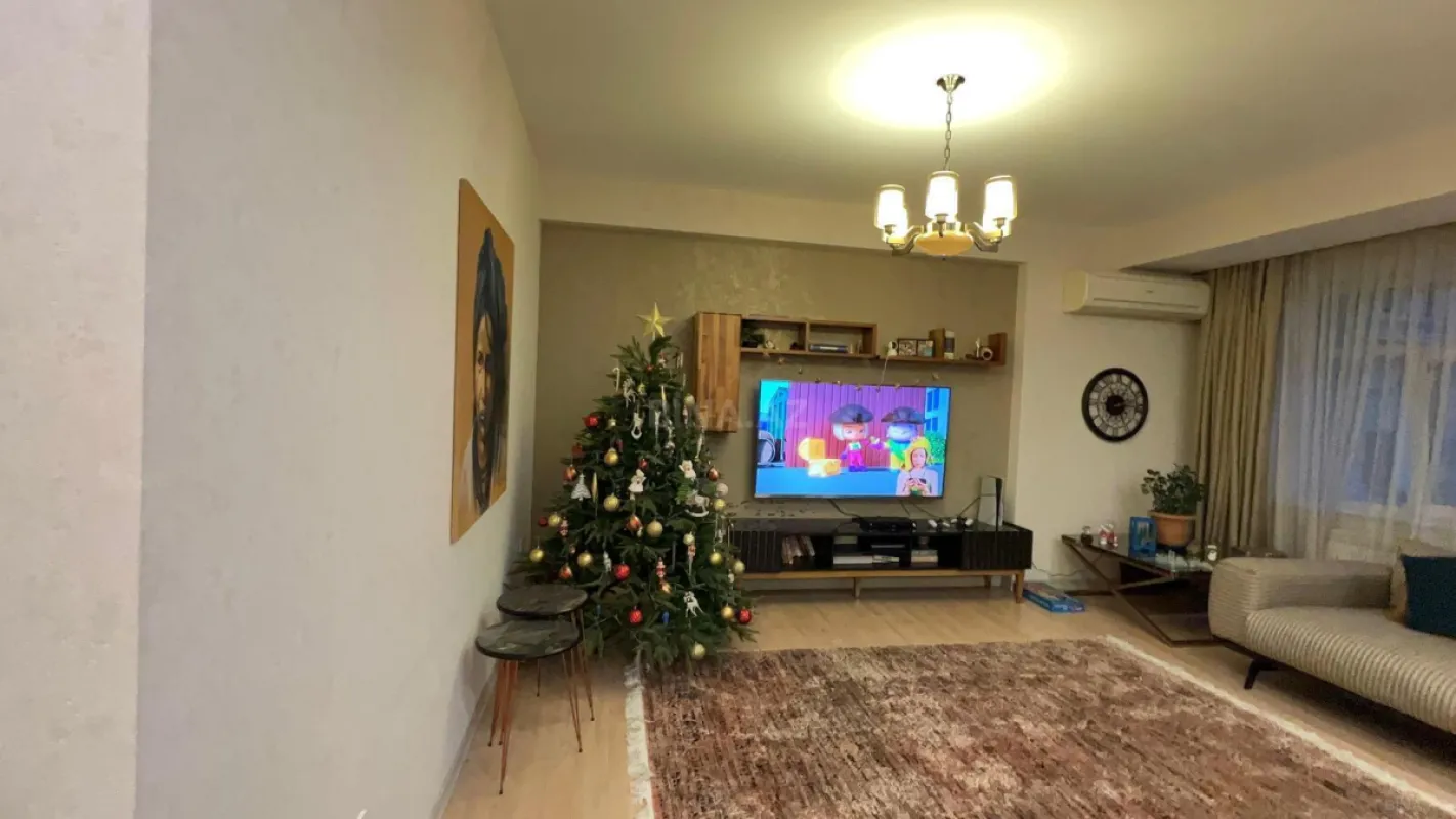 Satılır 5 otaqlı mənzil 240 m²