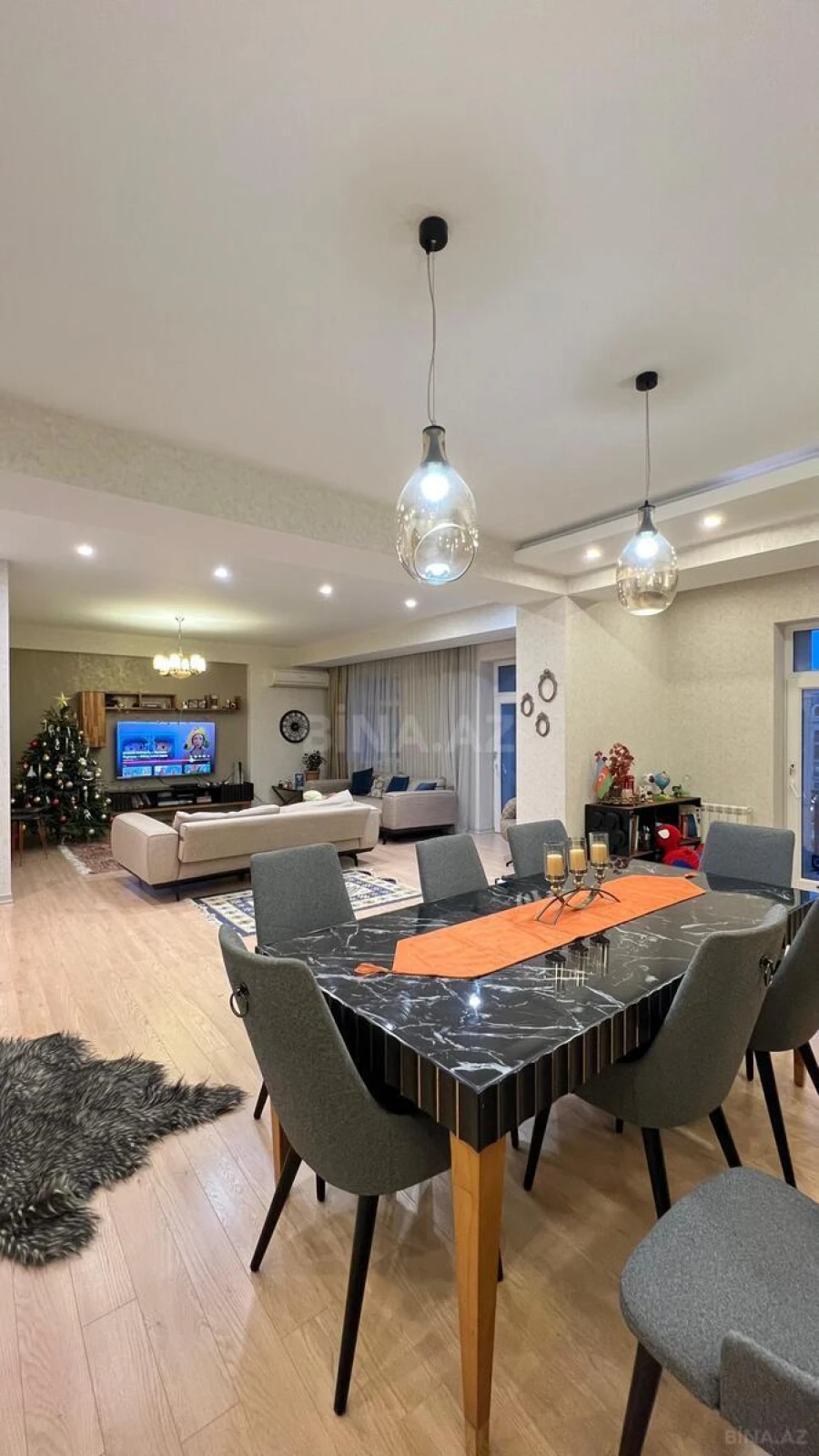 Satılır 5 otaqlı mənzil 240 m²
