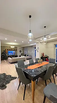 Satılır 5 otaqlı mənzil 240 m²