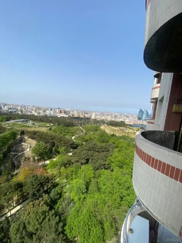 Satılır 4 otaqlı mənzil 161 m²