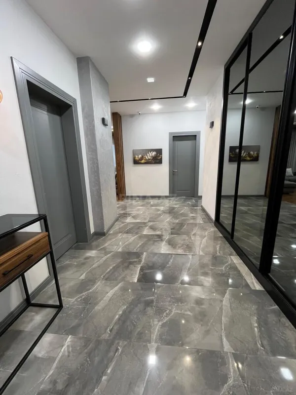 Satılır 4 otaqlı mənzil 187 m²