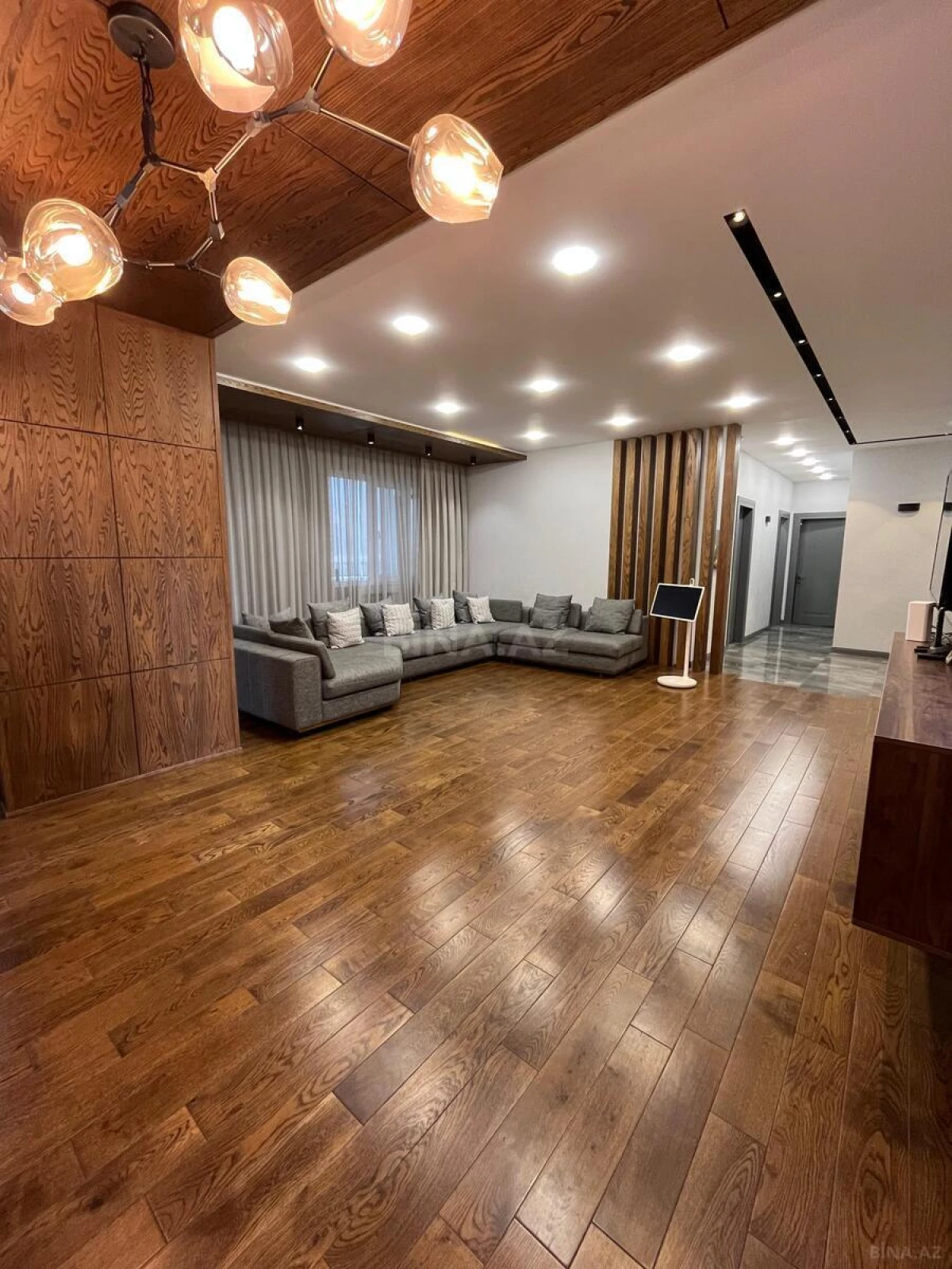 Satılır 4 otaqlı mənzil 187 m²