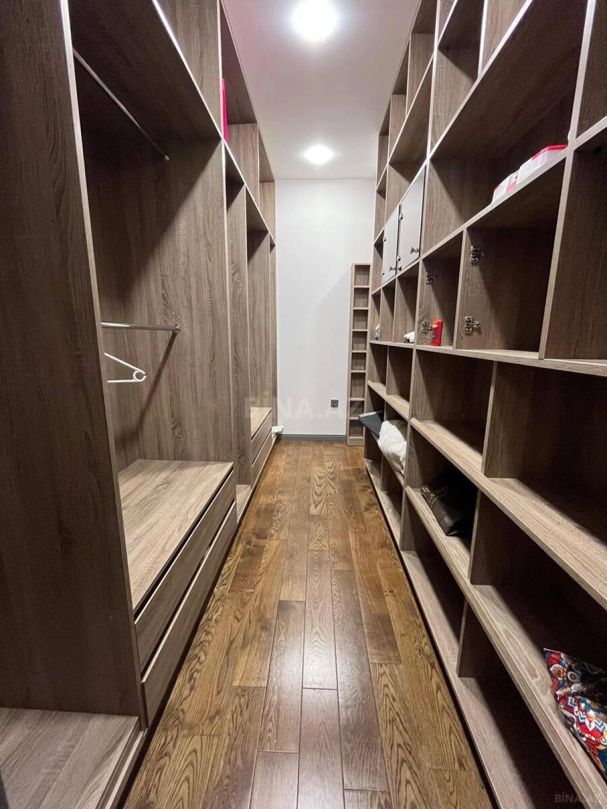 Satılır 4 otaqlı mənzil 187 m²