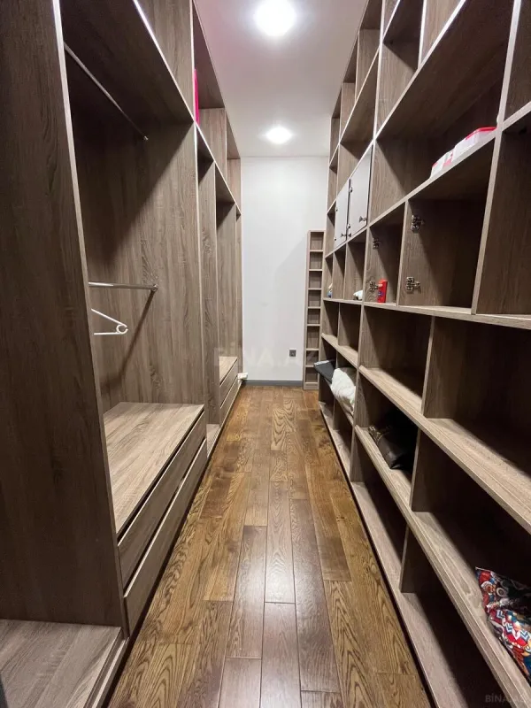 Satılır 4 otaqlı mənzil 187 m²