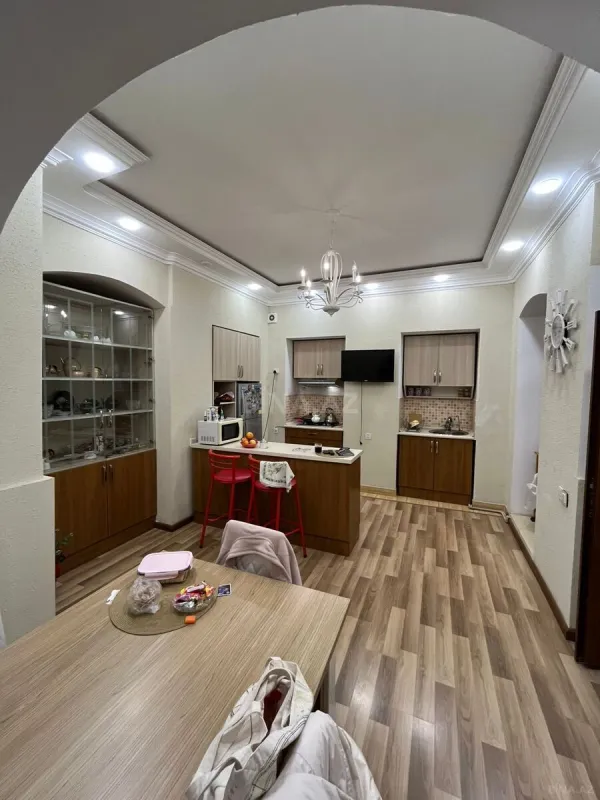 Satılır 6 otaqlı mənzil 250 m²