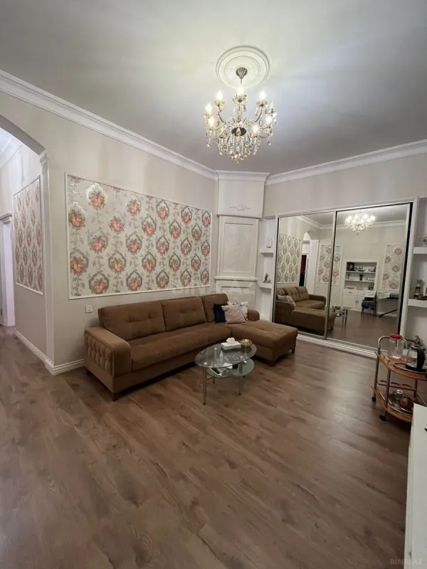 Satılır 6 otaqlı mənzil 250 m²