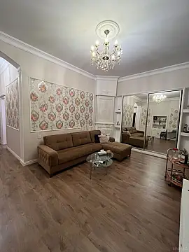 Satılır 6 otaqlı mənzil 250 m²