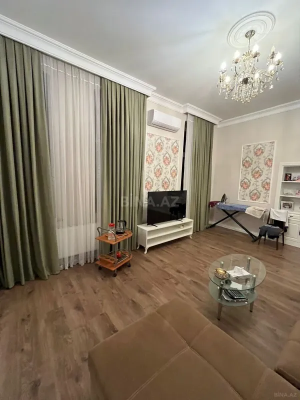 Satılır 6 otaqlı mənzil 250 m²