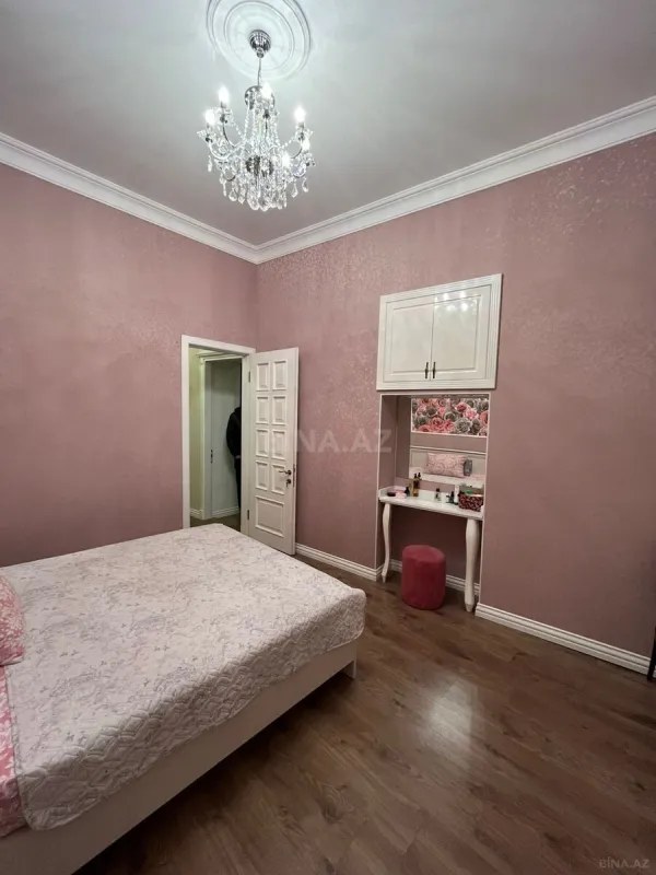 Satılır 6 otaqlı mənzil 250 m²