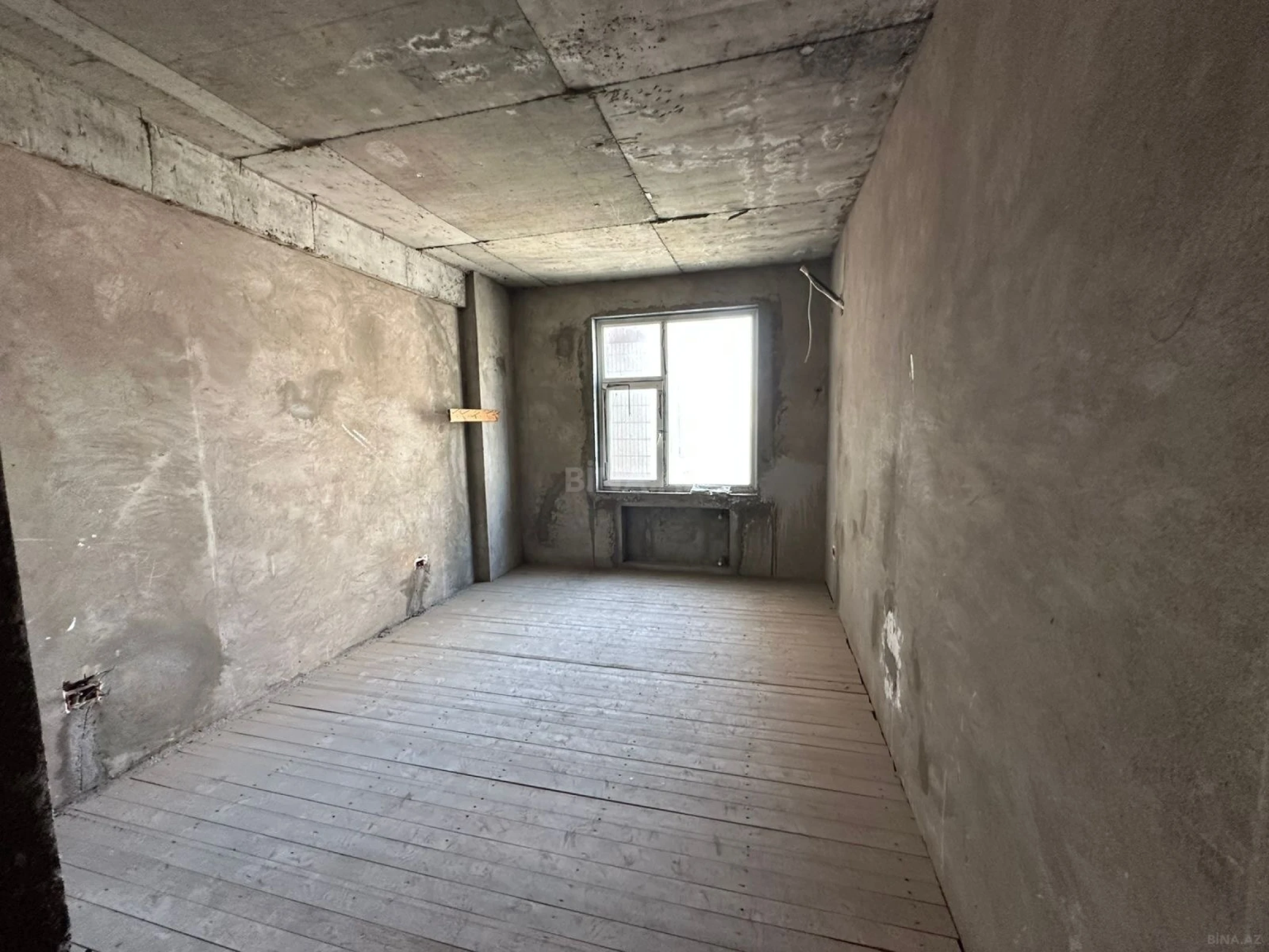 Satılır 4 otaqlı mənzil 181 m²
