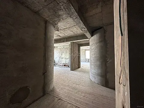 Satılır 4 otaqlı mənzil 181 m²