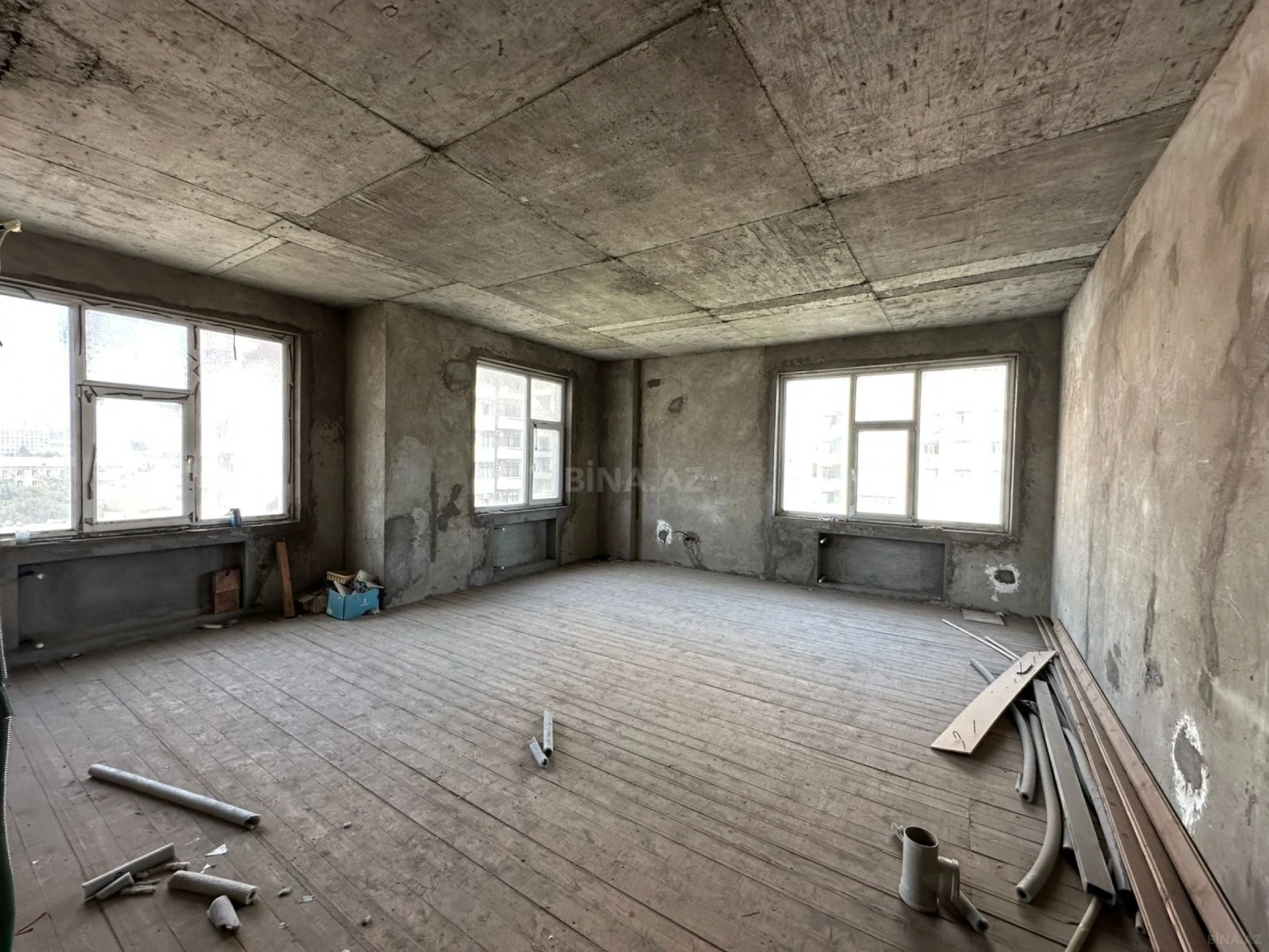 Satılır 4 otaqlı mənzil 181 m²