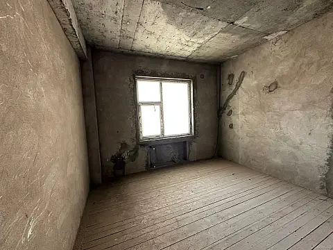 Satılır 4 otaqlı mənzil 181 m²