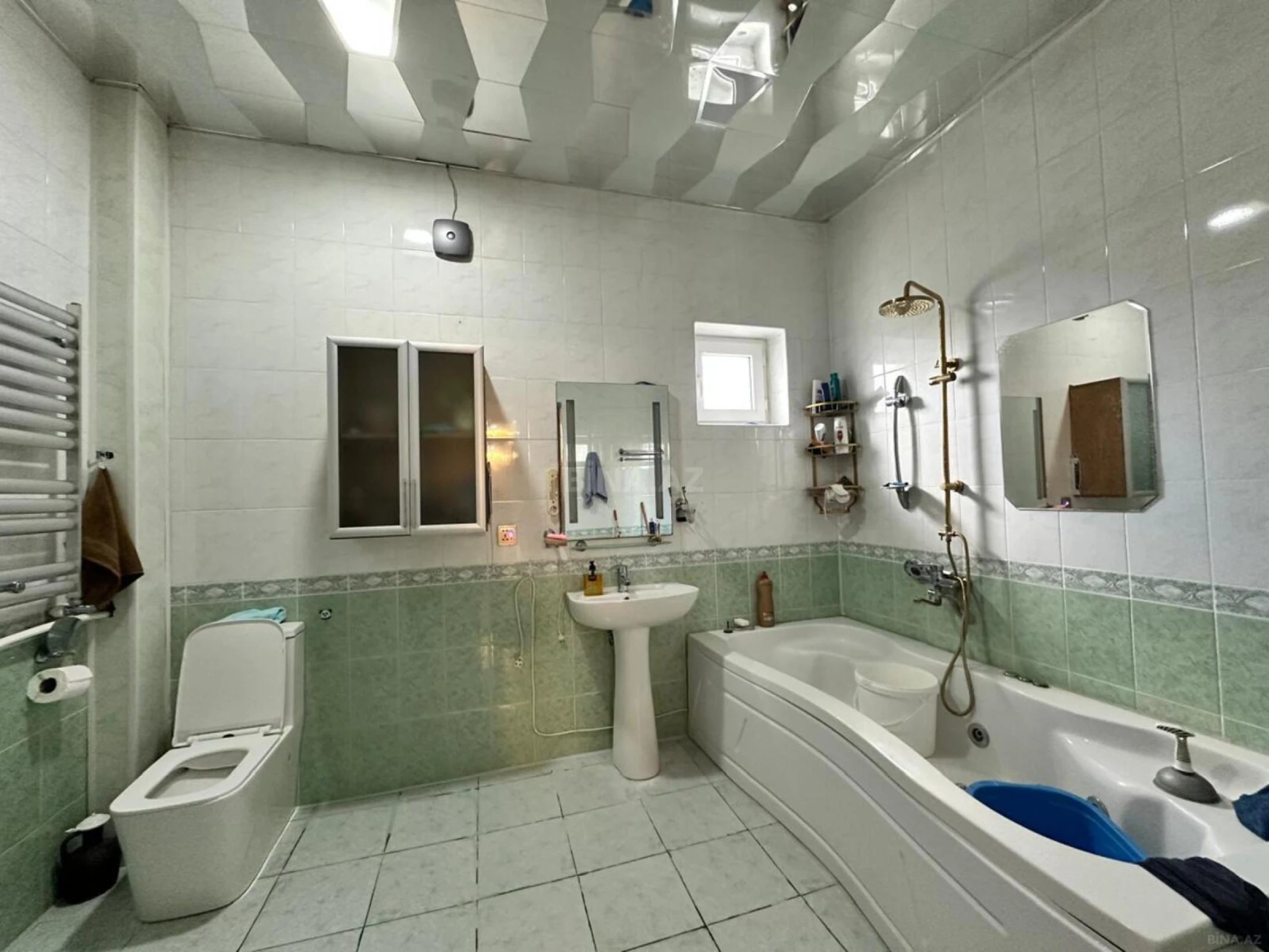 Satılır 12 otaqlı həyət evi 1200 m²