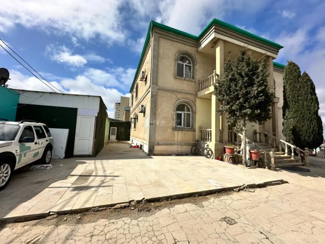Satılır 12 otaqlı həyət evi 1200 m²