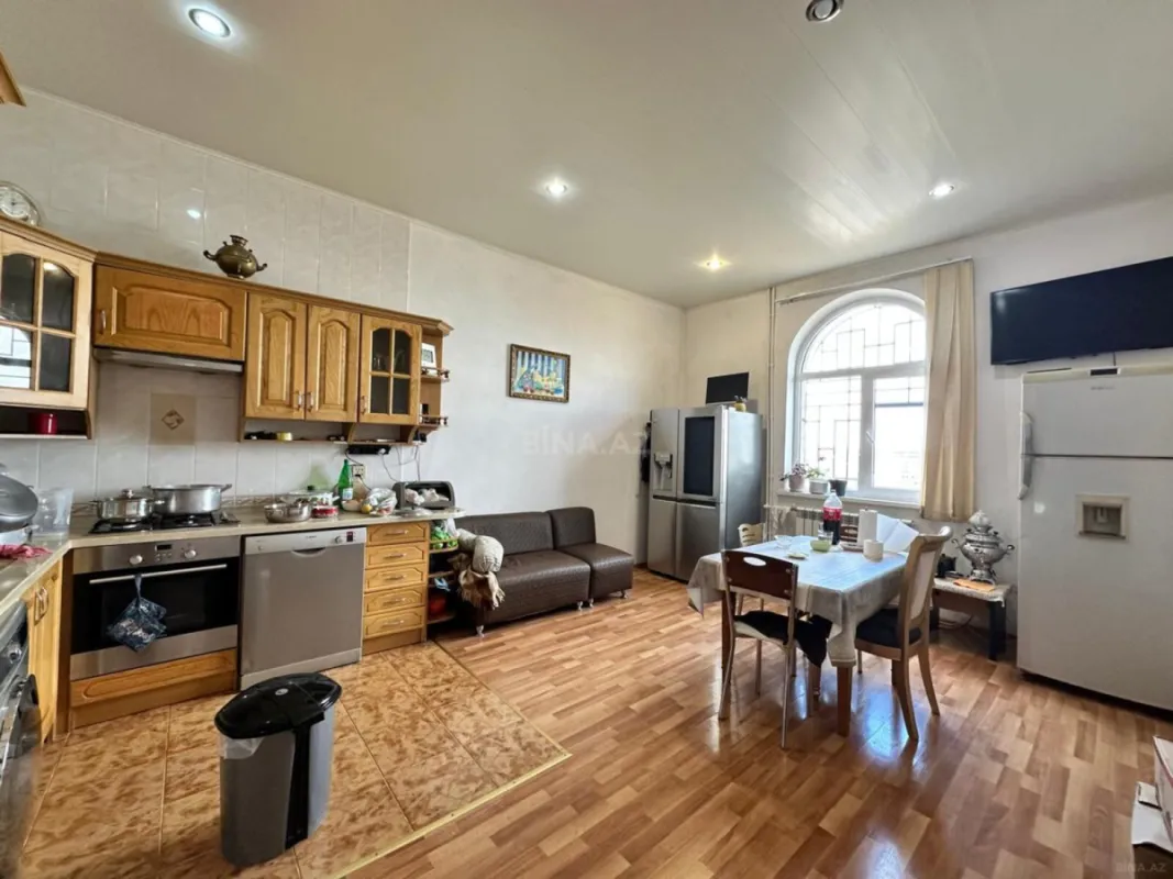 Satılır 12 otaqlı həyət evi 1200 m²