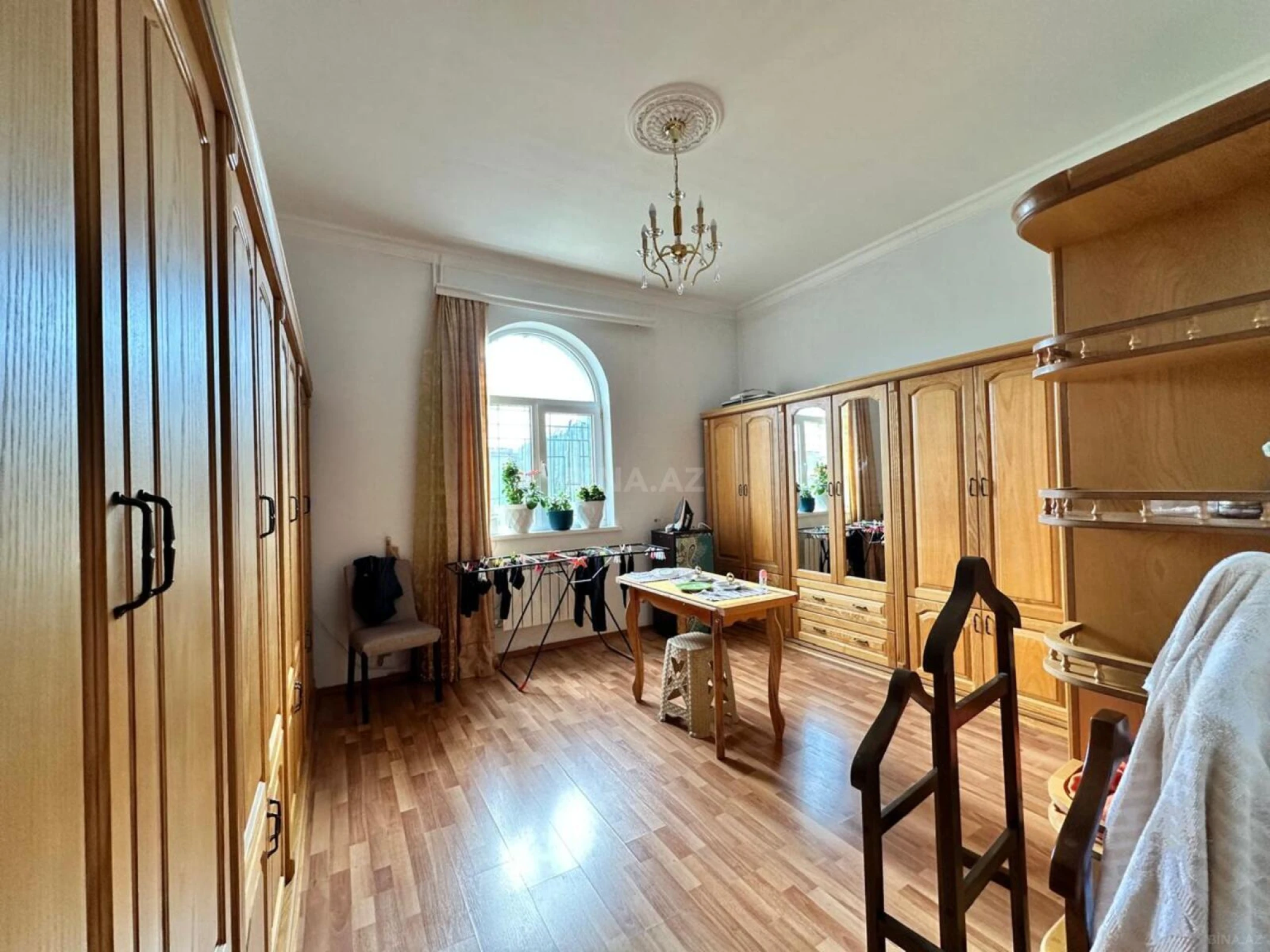 Satılır 12 otaqlı həyət evi 1200 m²