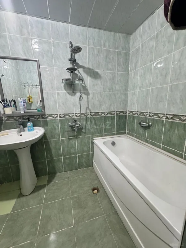 Satılır 4 otaqlı mənzil 120 m²