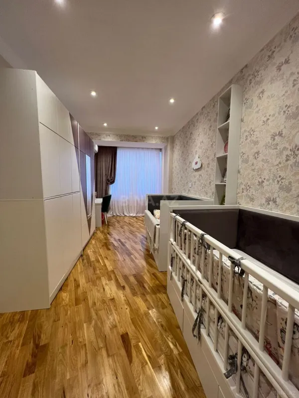 Satılır 3 otaqlı mənzil 147 m²