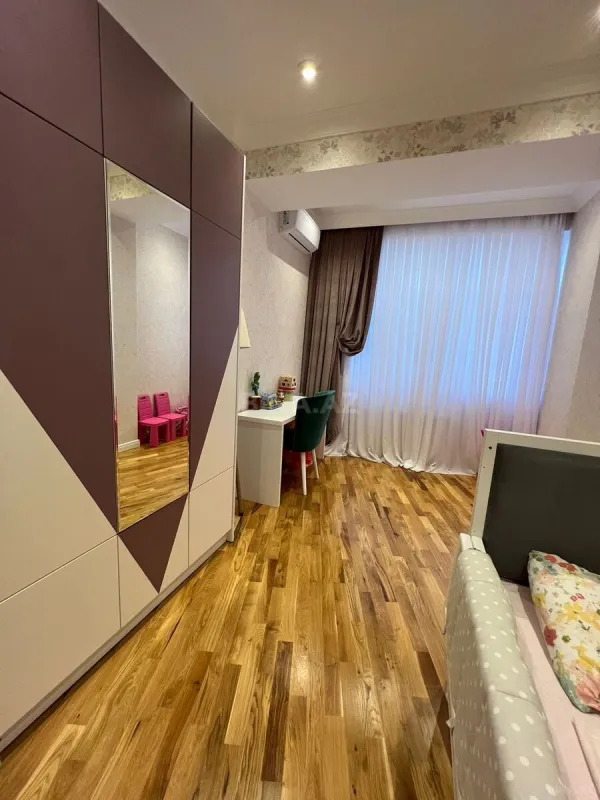 Satılır 3 otaqlı mənzil 147 m²