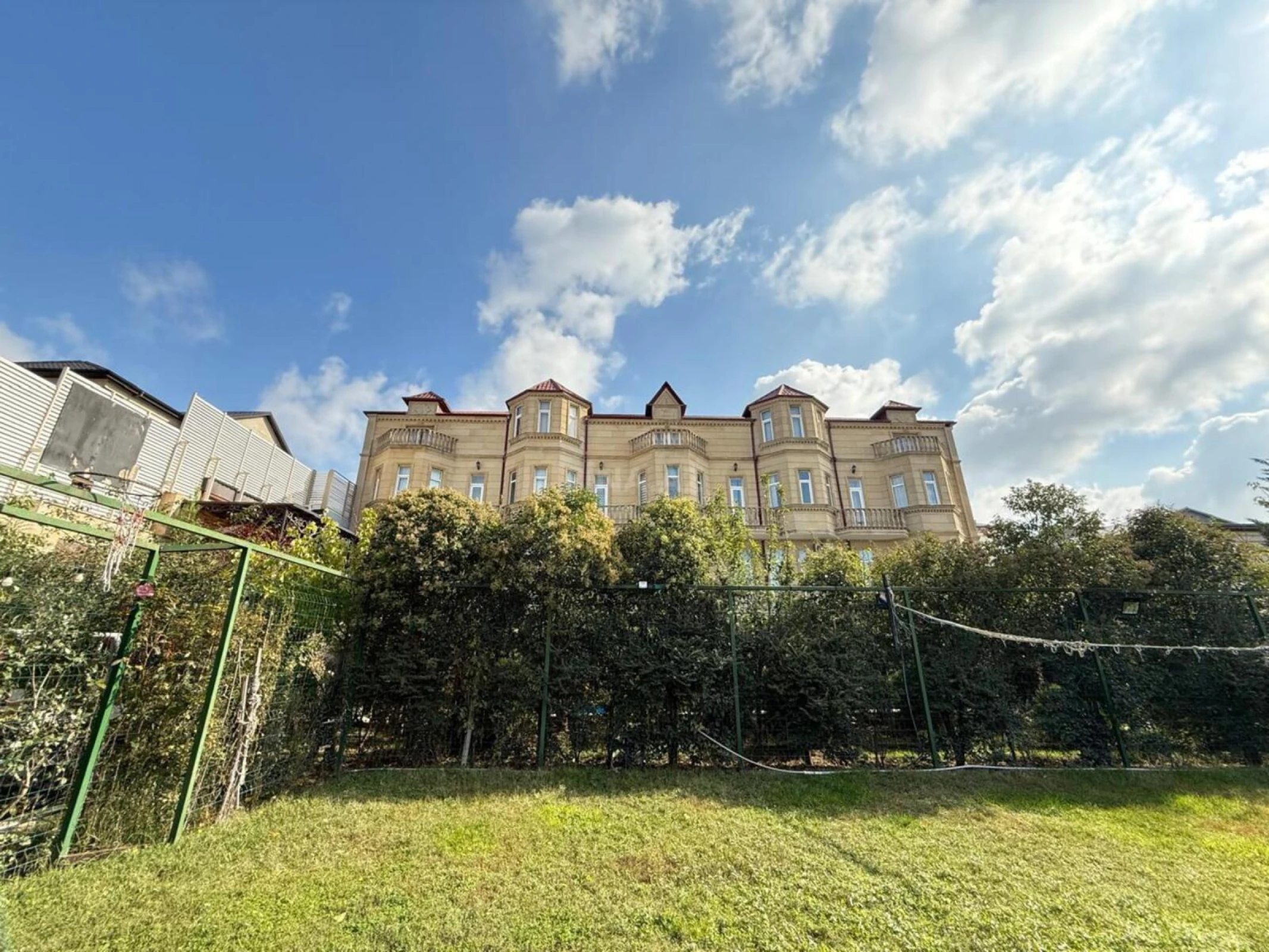 Satılır obyekt 1600 m²