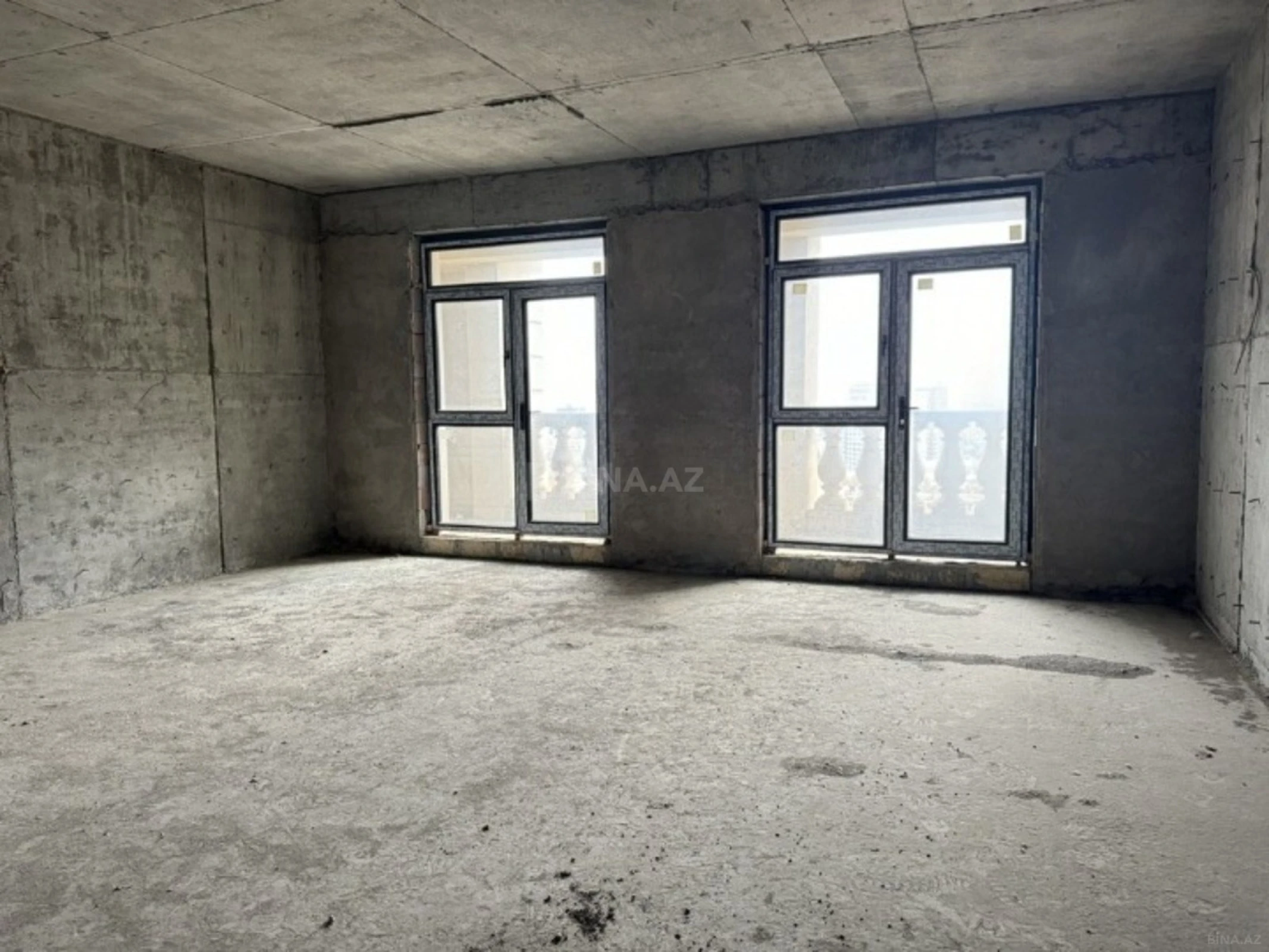 Satılır 4 otaqlı mənzil 235 m²