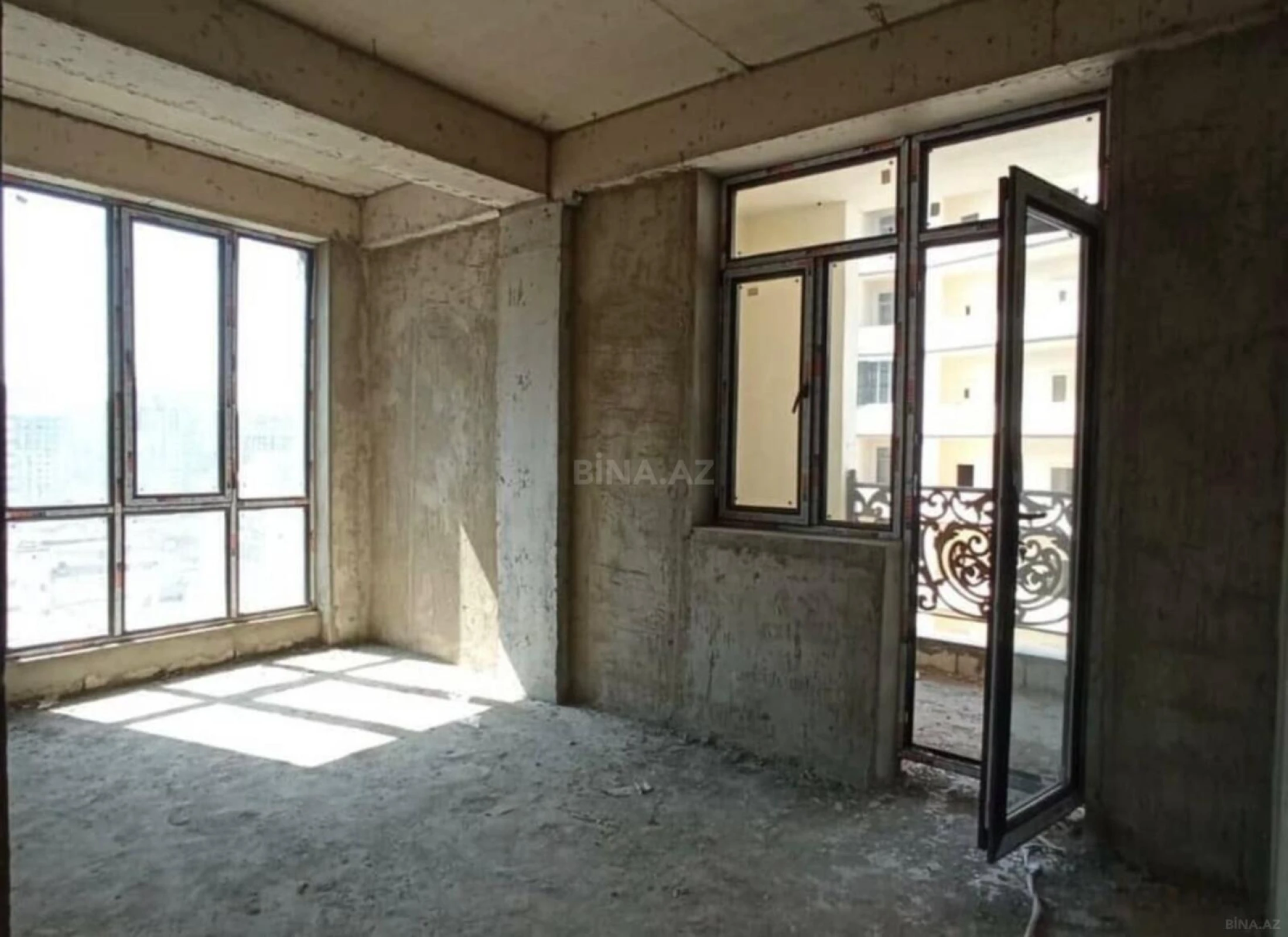 Satılır 4 otaqlı mənzil 235 m²