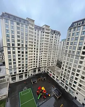 Satılır 4 otaqlı mənzil 235 m²